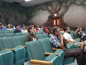 Asistentes a conferencia de CRISPR y GMO