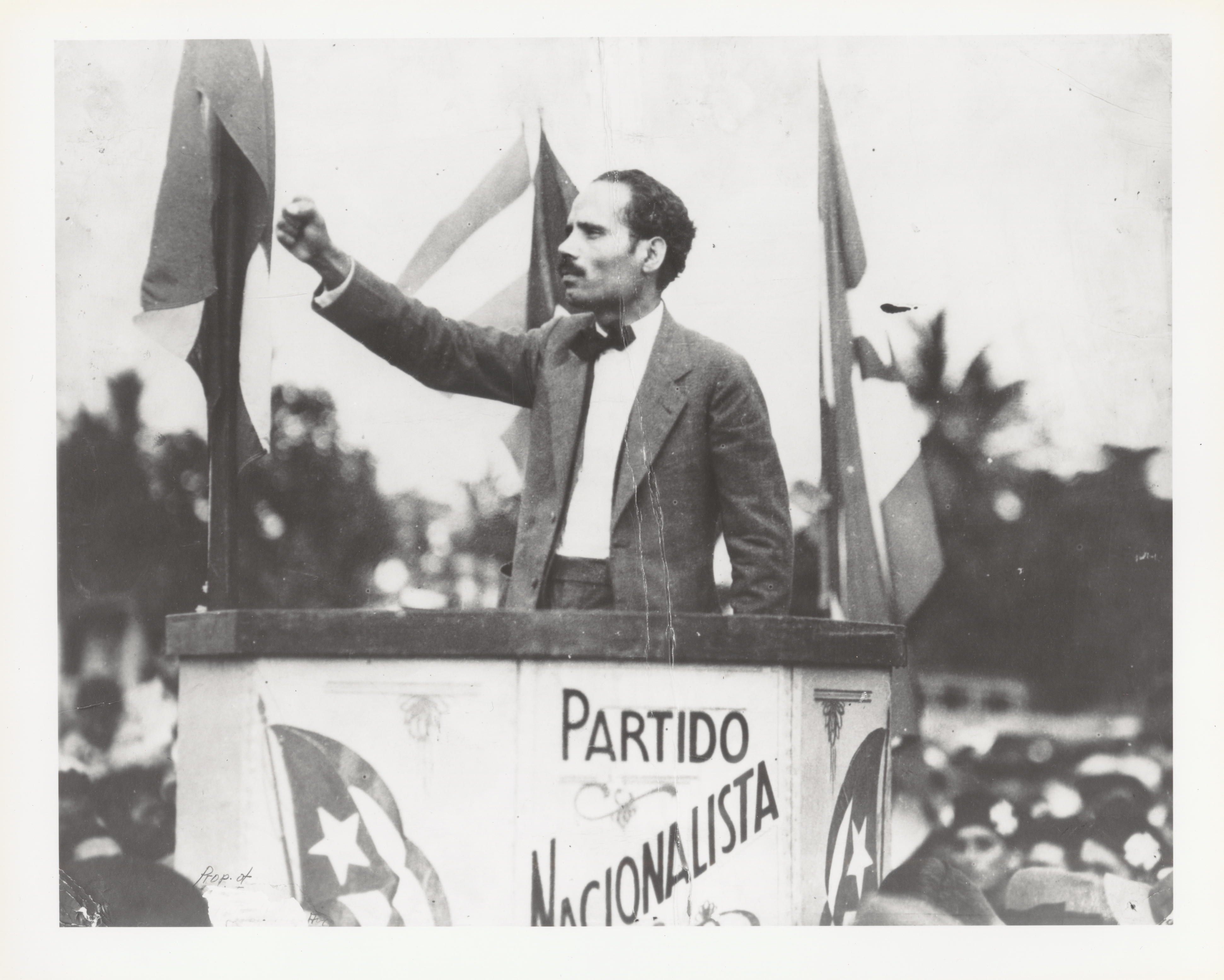 Pedro Albizu Campos hablando en un mitin nacionalista (sin fecha). Foto cortesía de Center for Puerto Rican Studies, Hunter College, CUNY.
