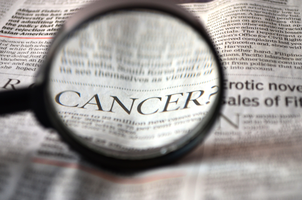 Palabra "cáncer" en periódico (CC0)