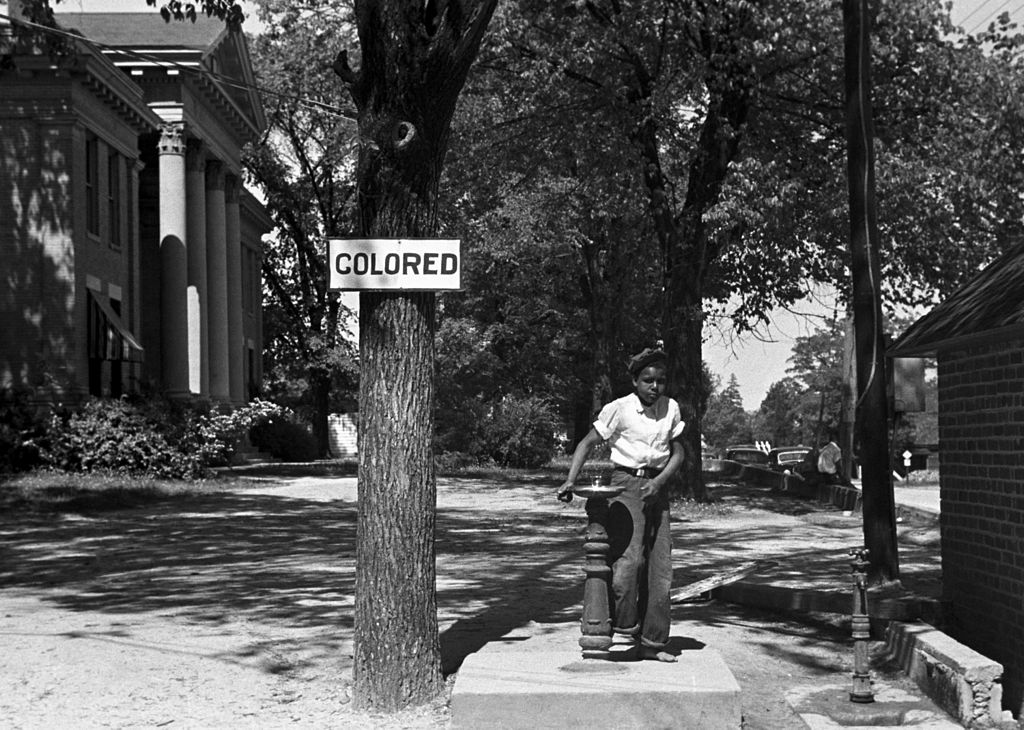Imagen de 1938, un niño bebiendo de una fuente para personas "de color".