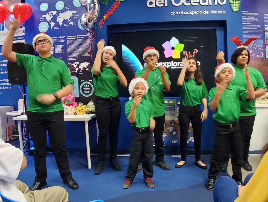 Clase de Lenguaje de Señas del Colegio San Gabriel interpretando una canción de Navidad en lenguaje de señas. (c) 2019, Pedro M. Rosario Barbosa. CC-BY-SA 4.0+