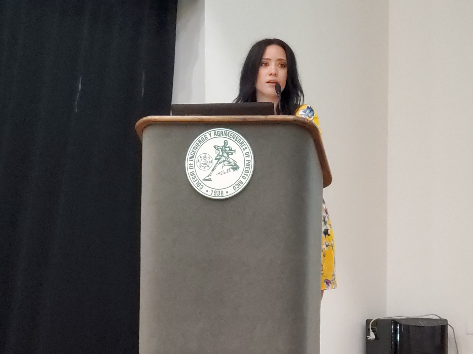 Shirley Rivera, dándole al público la bienvenida a la actividad de Asamblea del 2020 de Ateístas de Puerto Rico. (c) 2020, Pedro M. Rosario Barbosa. Licencia: CC-BY 4.0+.