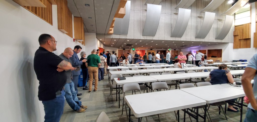 Fila para la merienda en la Asamblea Nacional de Ateístas de Puerto Rico, 2020. (c) 2020, Pedro M. Rosario Barbosa