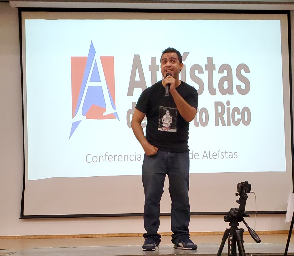La comedia de Ismael Toro en Asamblea Nacional de Ateístas de Puerto Rico, 2020. (c) 2020, Pedro M. Rosario Barbosa. Licencia: CC-BY 4.0+.