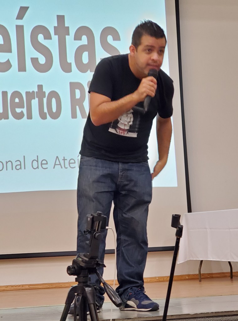 La comedia de Ismael Toro en Asamblea Nacional de Ateístas de Puerto Rico, 2020. (c) 2020, Pedro M. Rosario Barbosa. Licencia: CC-BY 4.0+. 