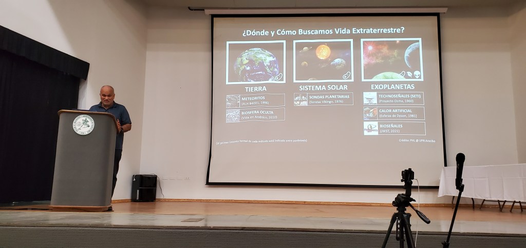 Abel Méndez hablando de posible vida extraterrestre en exoplanetas en la Asamblea Nacional de Ateístas de Puerto Rico, 2020. (c) 2020, Pedro M. Rosario Barbosa. Licencia: CC-BY 4.0+.