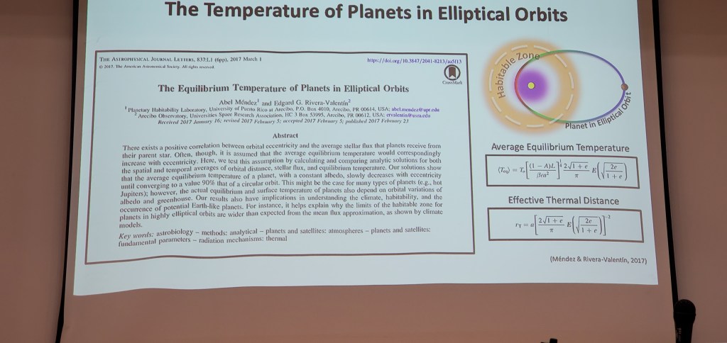 Abel Méndez hablando de posible vida extraterrestre en exoplanetas en la Asamblea Nacional de Ateístas de Puerto Rico, 2020. (c) 2020, Pedro M. Rosario Barbosa. Licencia: CC-BY 4.0+.