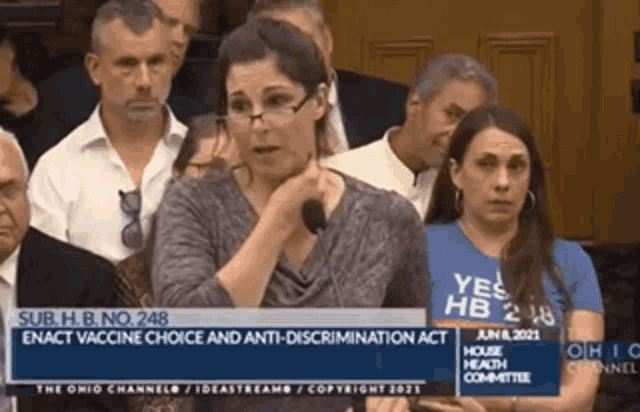 Escena de una señora que reclama que la vacunación del COVID-19 le hizo magnética.