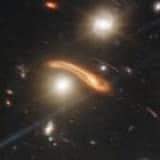 Distorsión de la luz cerca de galaxia