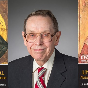 John P. Meier con el primer y último tomo de "Un judío marginal"