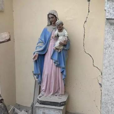 Foto de estatua de Virgen en Turquía