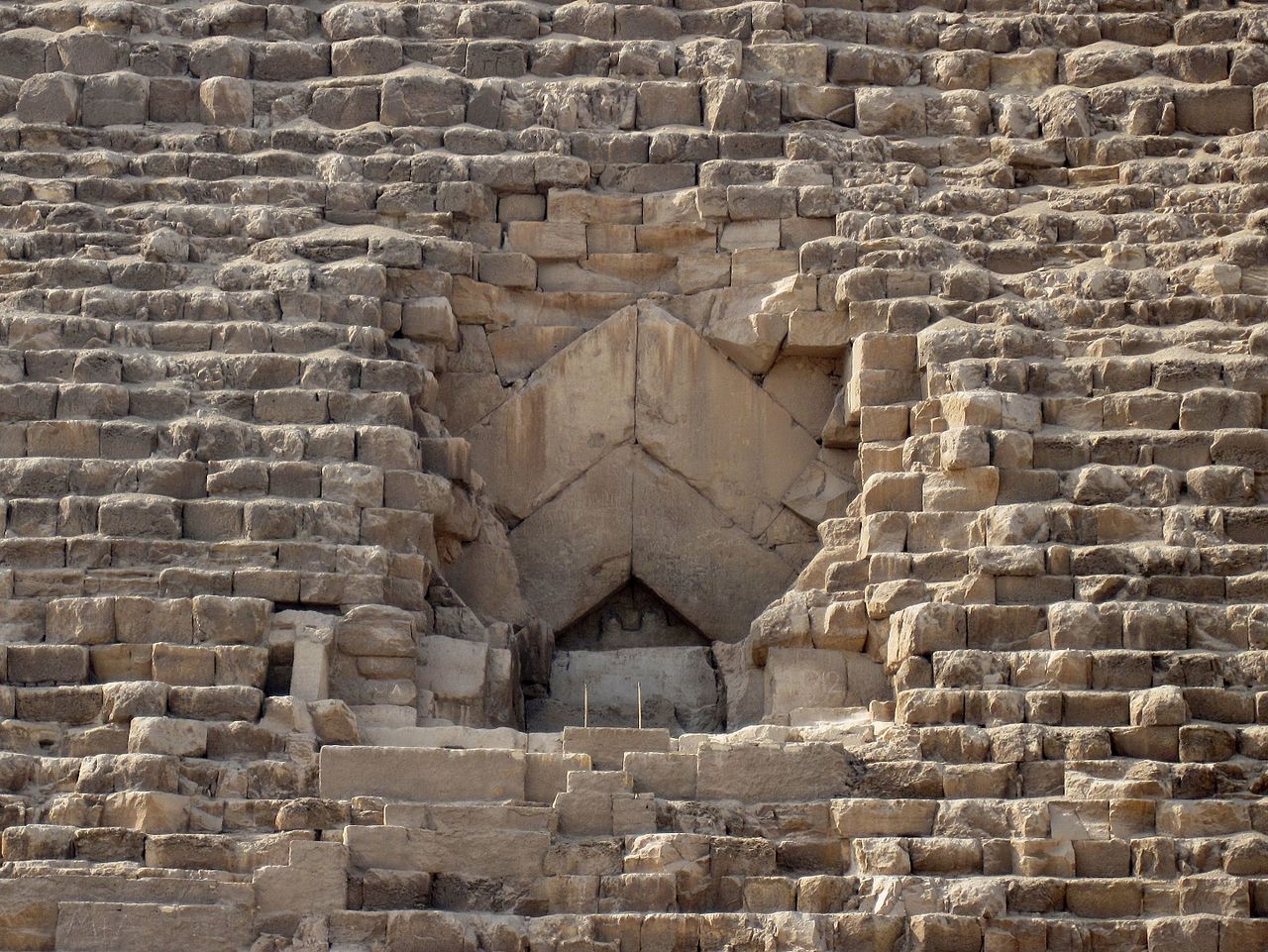 Fotografía de la entrada principal de la pirámide de Khufu