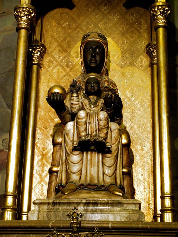 Imagen de la Virgen de la Montserrat en la capilla a ella dedicada en la Catedral de Barcelona