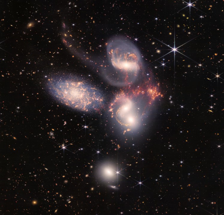 Colisión de cinco galaxias. La imagen se conoce como el Quinteto de Stephan, retratada por el NIRCam. Foto cortesía de NASA/ESA.