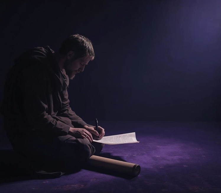 Pablo escribiendo una carta