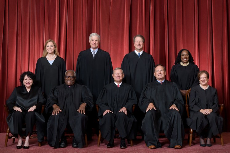 Fotografía del Tribunal Supremo de Estados Unidos desde el 2022. Fotografía formal de los miembros del Tribunal Supremo e los Estados Unidos en la que están los jueces: Sonia Sotomayor, Clarence Thomas, juez presidente John G. Roberts, Jr., Samuel A. Alito, Elena Kagan, Amy Coney Barrett, Neil M. Gorsuch, Brett M. Kavanaugh y Ketanji Brown Jackson.