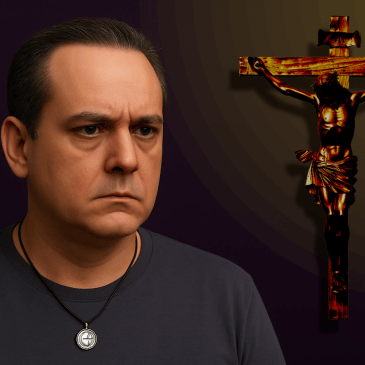 Imagen mía al lado de un crucifijo a oscuras. Mi rostro muestra angustia interna.
