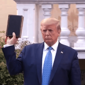 Donald Trump presentando la Biblia en St. John's Church.