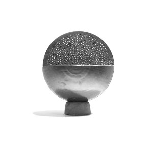 Imagen de TRISO-X. La esfera de grafito tiene una apertura en la que se pueden ver las partículas TRISO-X.